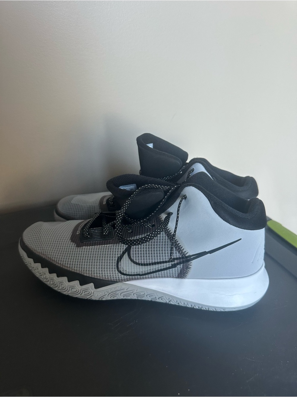 Nike Mens Kyrie Flytrap 4 Wolf Grey White